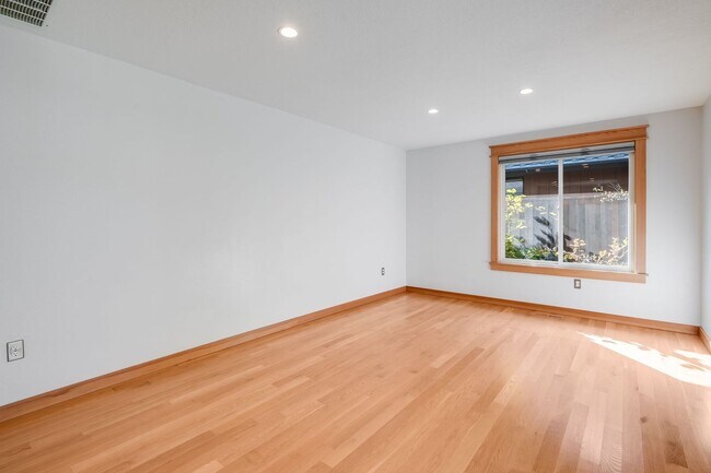 Building Photo - Beautiful 3 Bed, 2 Bath Rental Home in Bea...