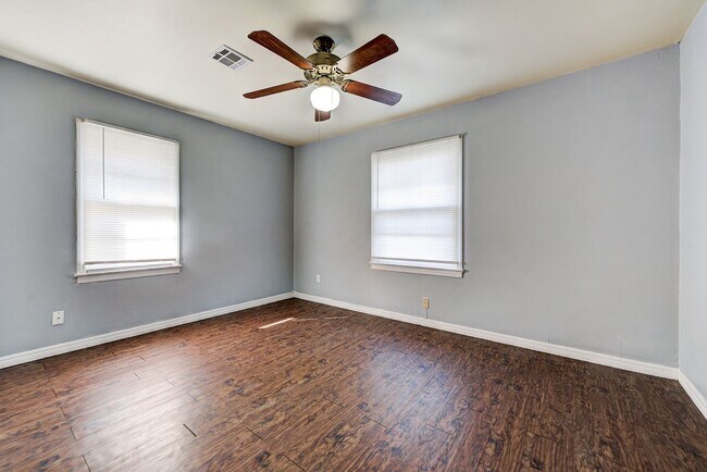 Building Photo - 2144 Pearson Dr