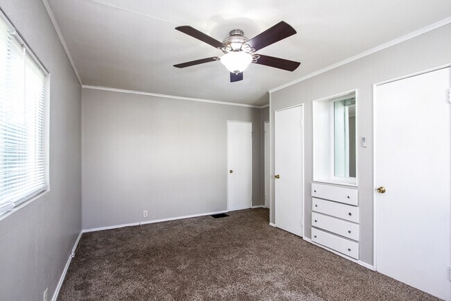 Building Photo - Fantastic 3bd/2ba home! Coming soon!