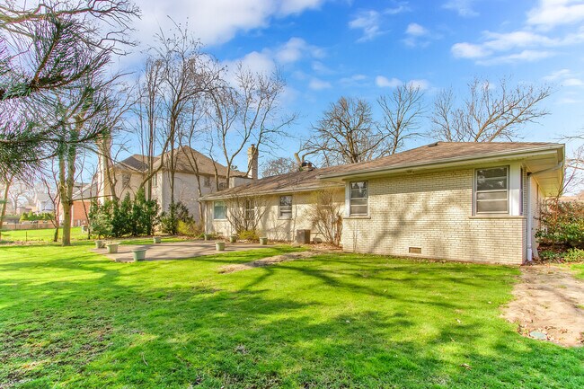 Building Photo - 6817 N Lamon Ave