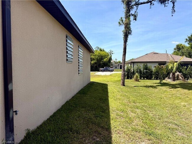 Building Photo - 5560 Belrose St