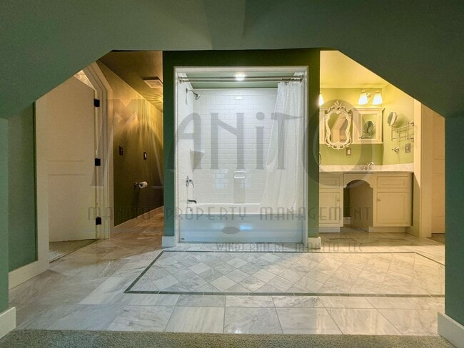 Building Photo - **COMING SOON** South Hill Swank