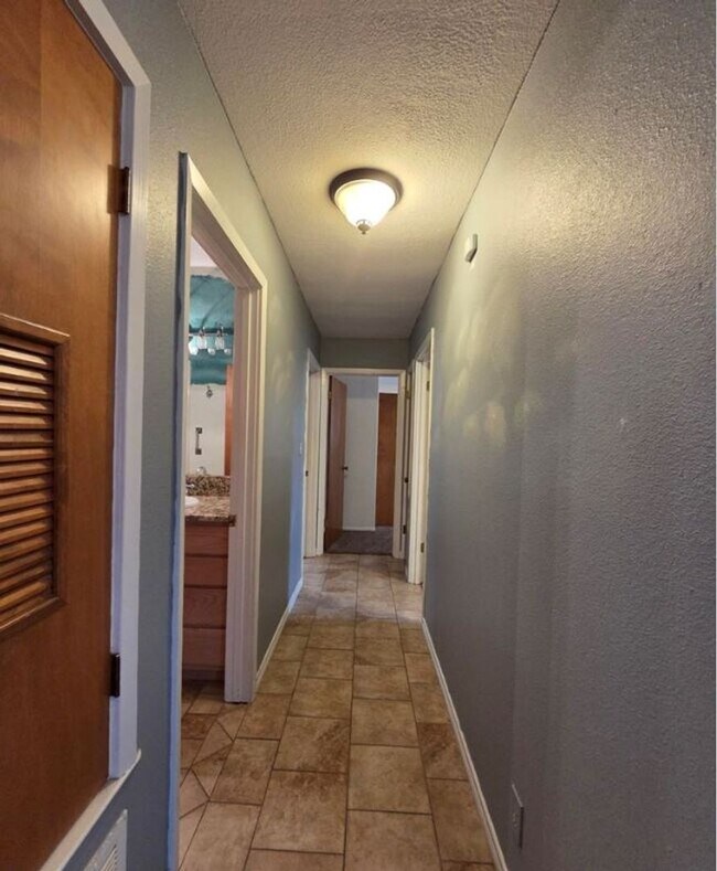 Building Photo - FOR LEASE!!