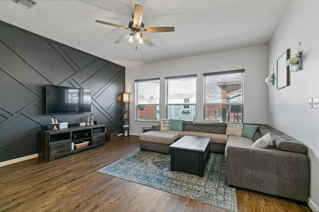 Building Photo - 8222 Groveland Hills Dr