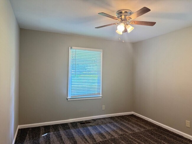 Building Photo - Newly Renovated 3 Bedroom / 1 Bath Ranch w...