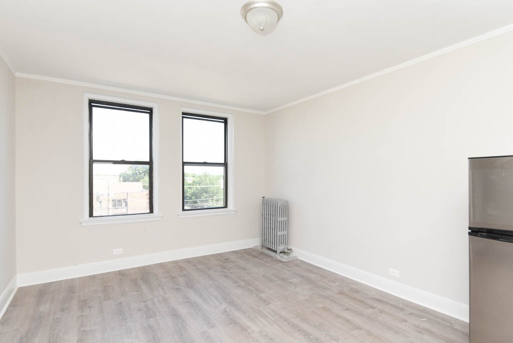 Building Photo - 3335 W Diversey Ave