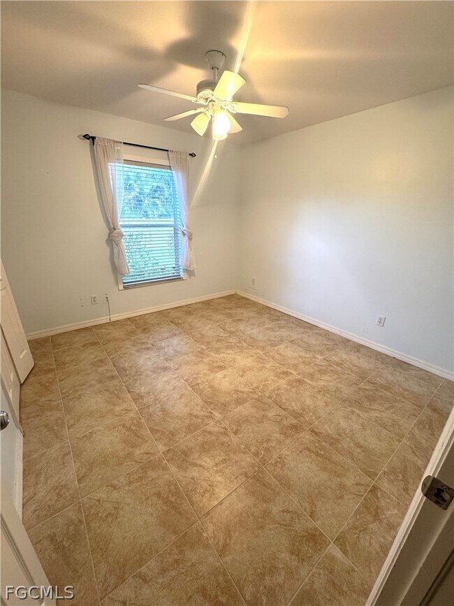 Building Photo - 4409 SW 15th Ave