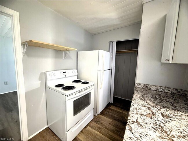Building Photo - 8239 Suncoast Dr