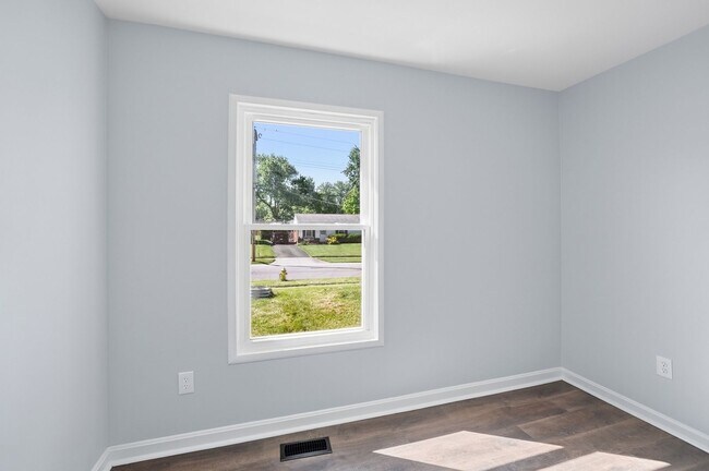 Building Photo - Newly Renovated Three Bed available to rent with move-in special!