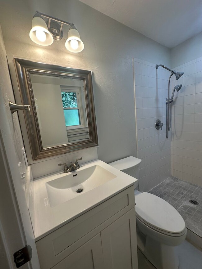 Building Photo - Newly remodeled 4/2 in the Eastgate Commun...