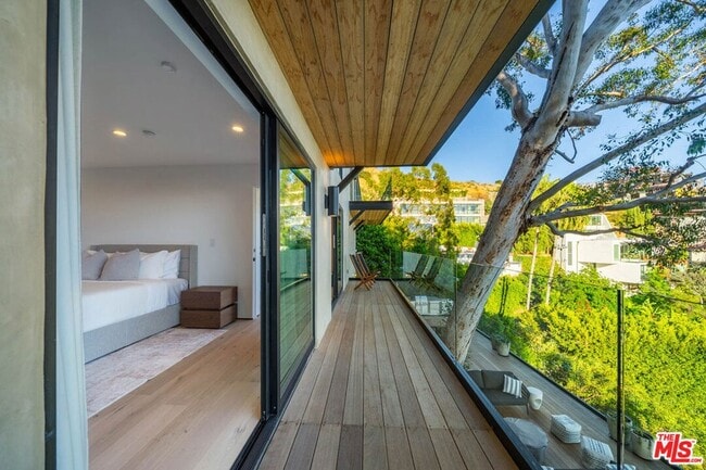 Building Photo - 8800 Hollywood Blvd