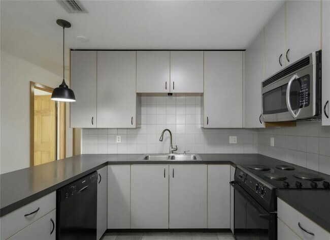 Building Photo - 1420 Alhambra Way S