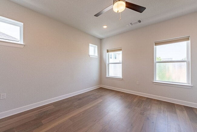 Building Photo - Amazing 3 bedroom, 2 bathroom home in East Austin!