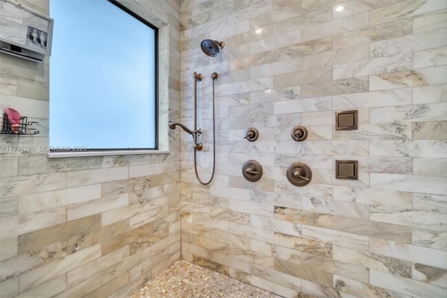 Building Photo - 627 Alcazar Ave