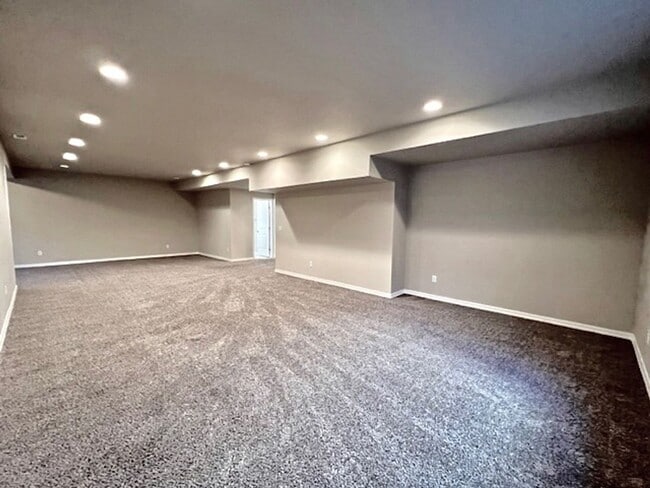 Building Photo - 5 Bedroom Home Close to Downtown Monument!!