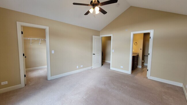 Building Photo - STUNNING LUXURY TOWNHOME 3 BEDROOM, 2 FULL...