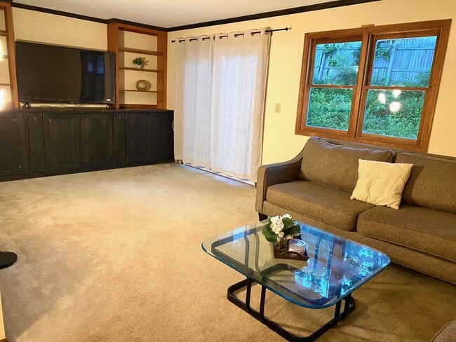 Living room furnished option - 7 Clubhouse Dr