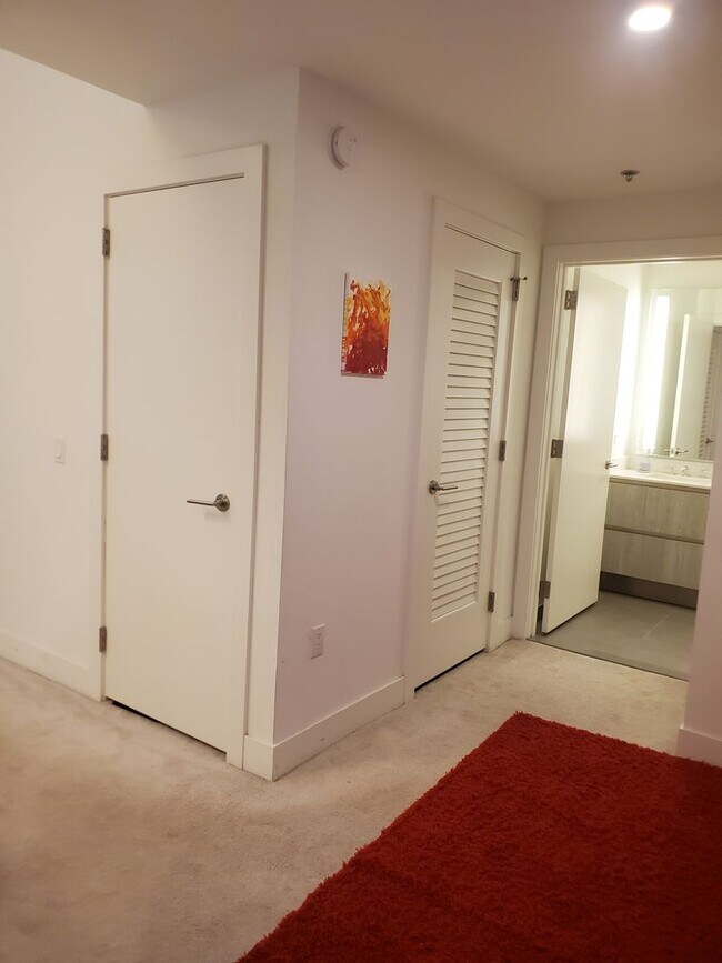 Building Photo - High end one bedroom plus at the luxurious...