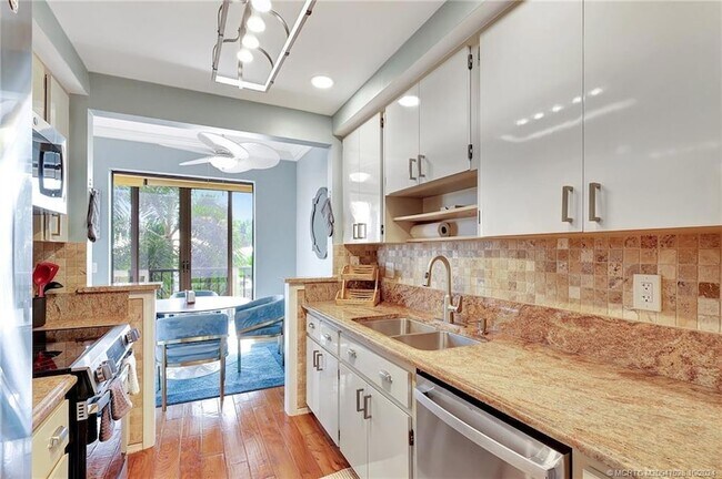 Building Photo - 150 SE Four Winds Dr