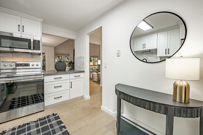 Building Photo - 2Bd/2Ba Bellevue Condo