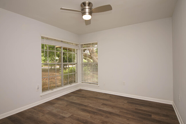 Building Photo - 596 L'Ombre Ct NE