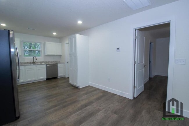 Building Photo - 303 Lion St