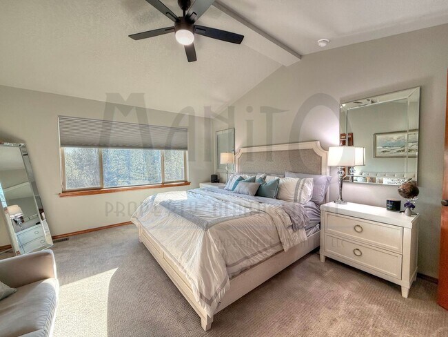 Building Photo - Stunning River Ridge Home With Spectacular Views