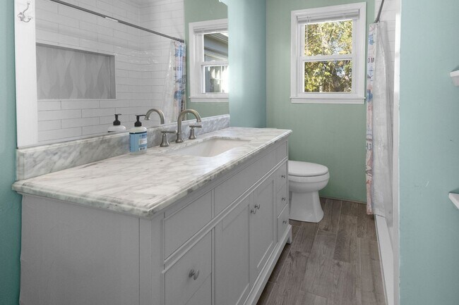 Building Photo - 3 Bed 1 Bath Home for Rent in Newport News