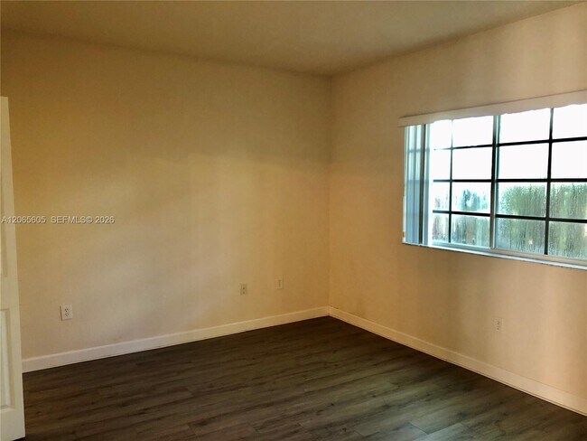 Building Photo - 2733 NE 3rd Ct