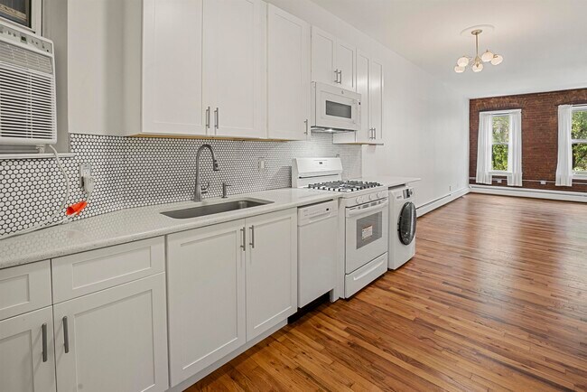 Building Photo - 226 1st St