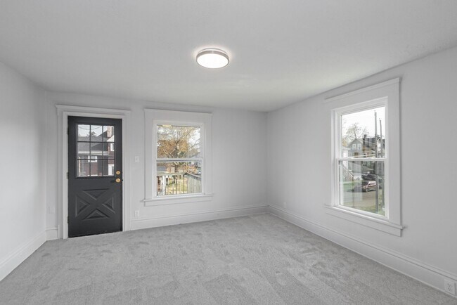 Building Photo - 205 W Cambridge St