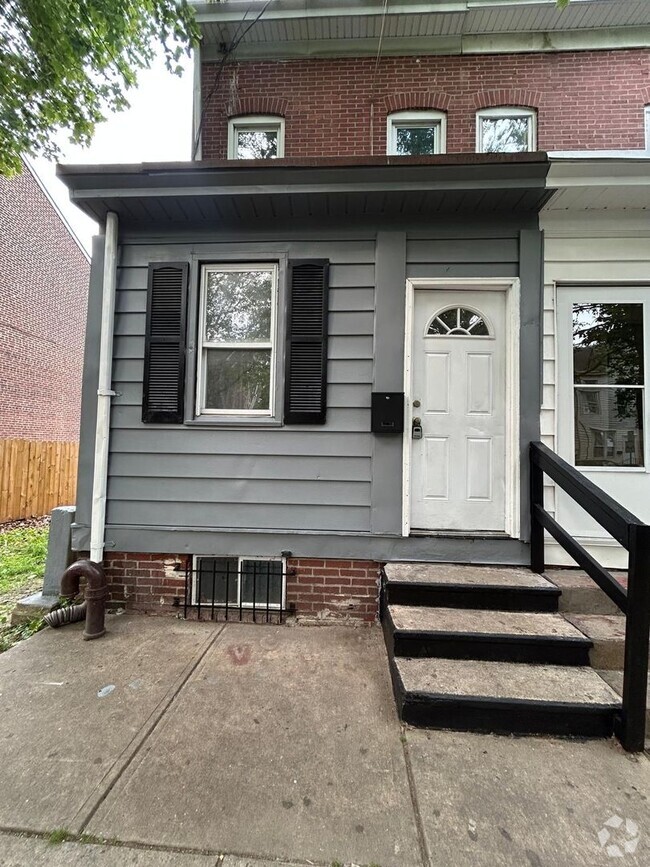 Building Photo - Large house Semi detached