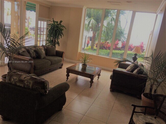 Building Photo - 1430 Brickell Bay Dr