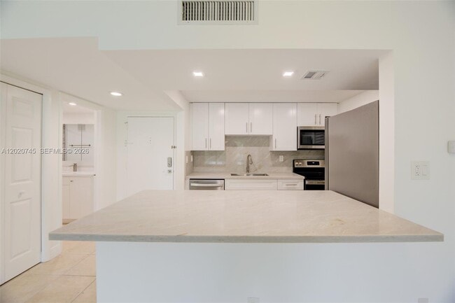 Building Photo - 200 Lakeview Dr