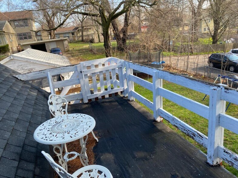 Building Photo - 520 Lawrence Ave