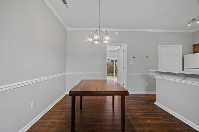 Building Photo - Open floor plan with 2 primary suites. Ava...