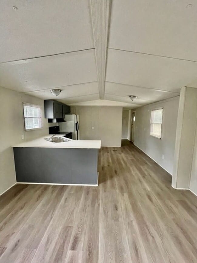 Building Photo - Adorable 3 bedroom 1.5 bath Mobile Home lo...