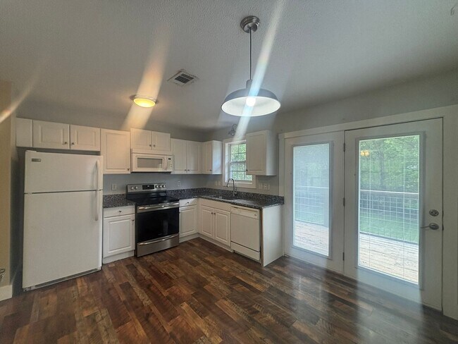 Building Photo - Fully Updated 2BR with Garage, Fenced Yard & Prime Johnson City Location
