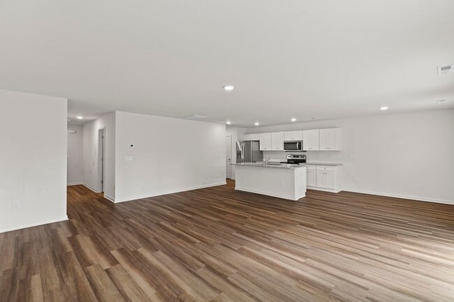 Building Photo - Welcome to your new home in the heart of L...