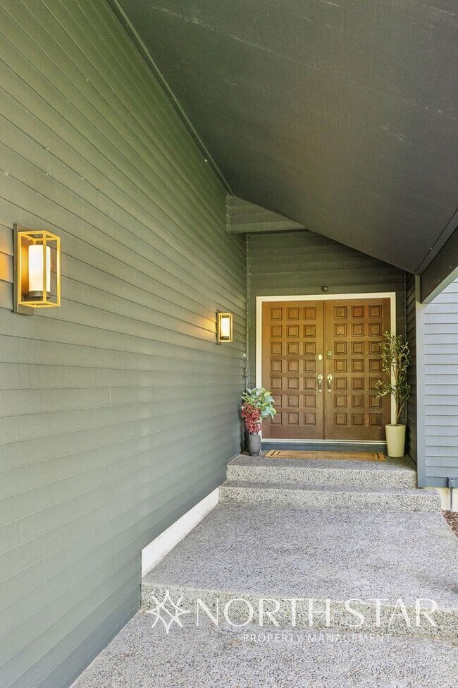 Building Photo - Beautifully Updated Contemporary Home in t...