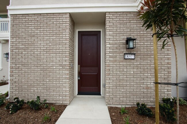 Building Photo - Charming Yorba Linda Townhome