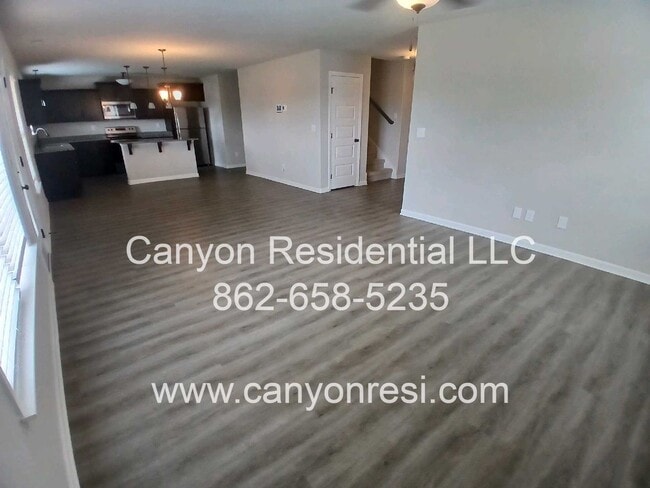 Building Photo - MUST SEE Fantastic 4BR 2/5 BA near everyth...