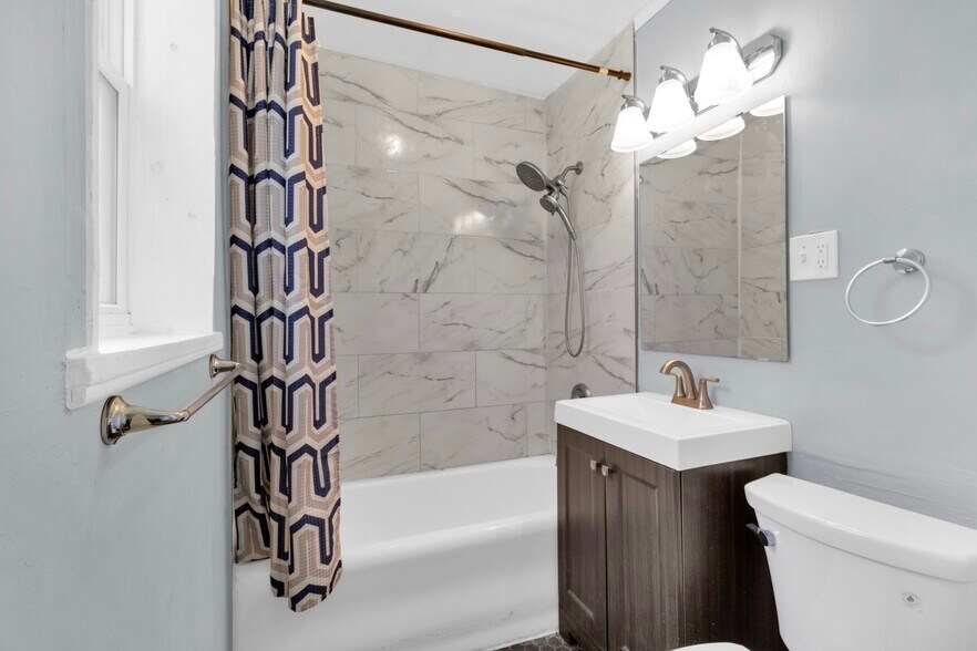 Building Photo - 2803 Main St