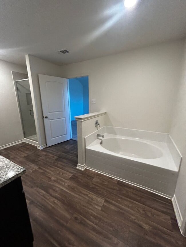 Building Photo - 4BR SFR w/ 2,198 Sq Ft near Downtown Elgin