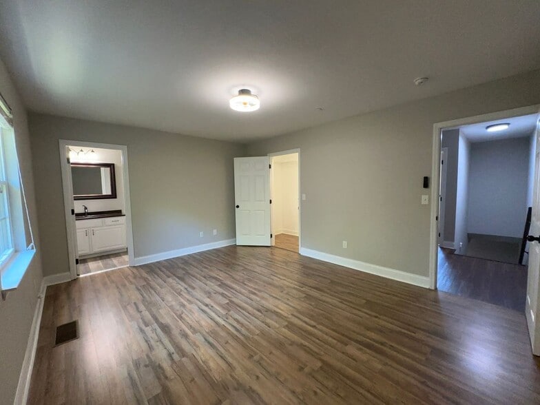 Building Photo - 1126 Maple Tree Ln