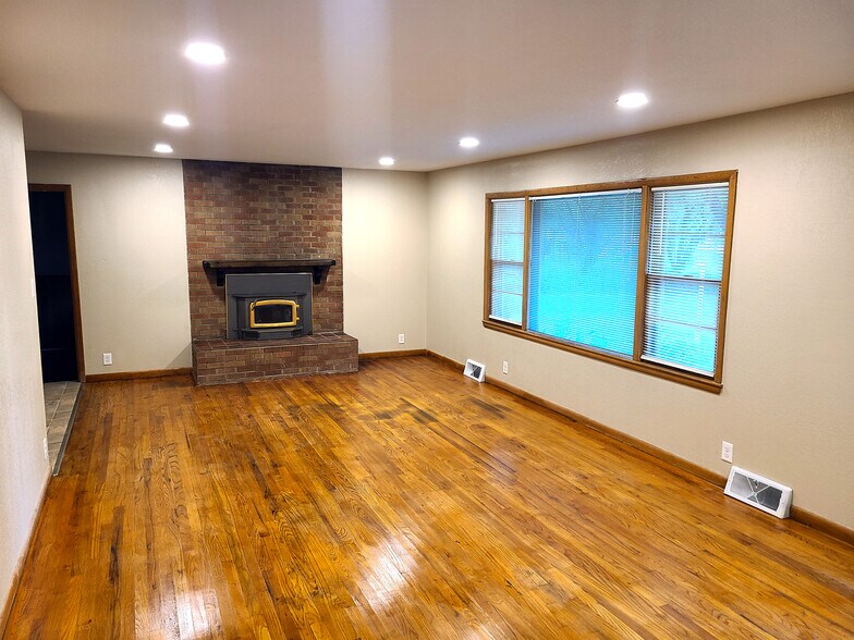 Building Photo - 707 N 9th St