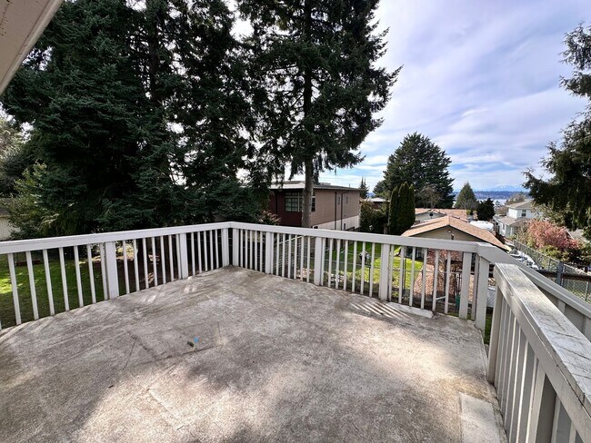 Building Photo - Tradition Kirkland Split Level with Gorgeous Views nestled in the middle of NorKirk
