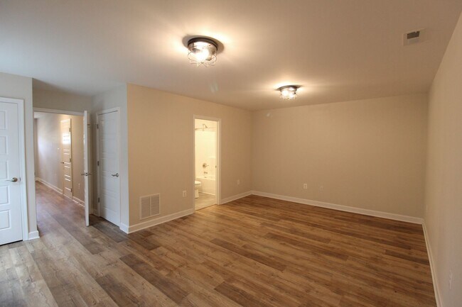 Building Photo - Large 3 level large end unit townhome with...
