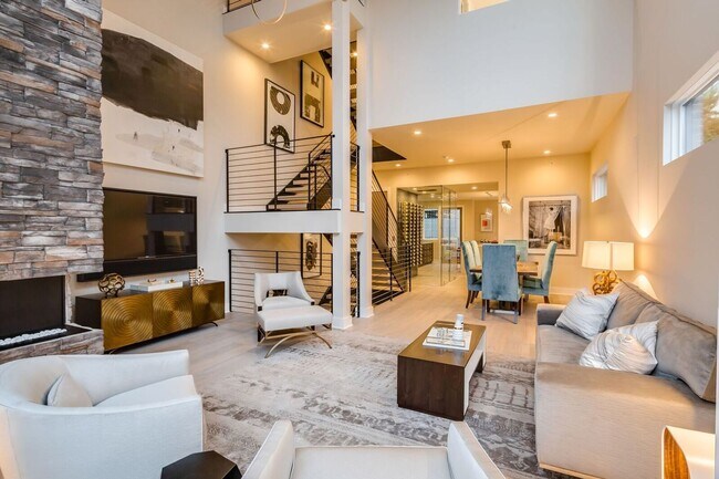 Building Photo - Old City Townhome with Parking