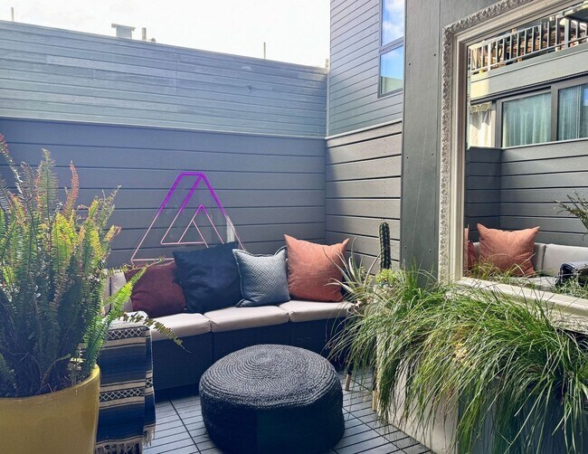 Building Photo - Maison à SOMA  |Secured Smart Access. Mode...